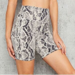 ALO Yoga Snakeskin Vapor Shorts in Bone